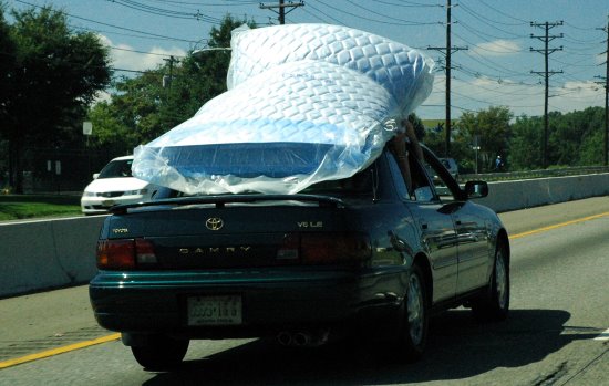 putting mattress on top of car