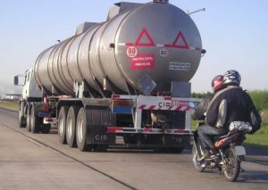 At 50mph this motorbike would hit the truck before having a chance to apply the brakes