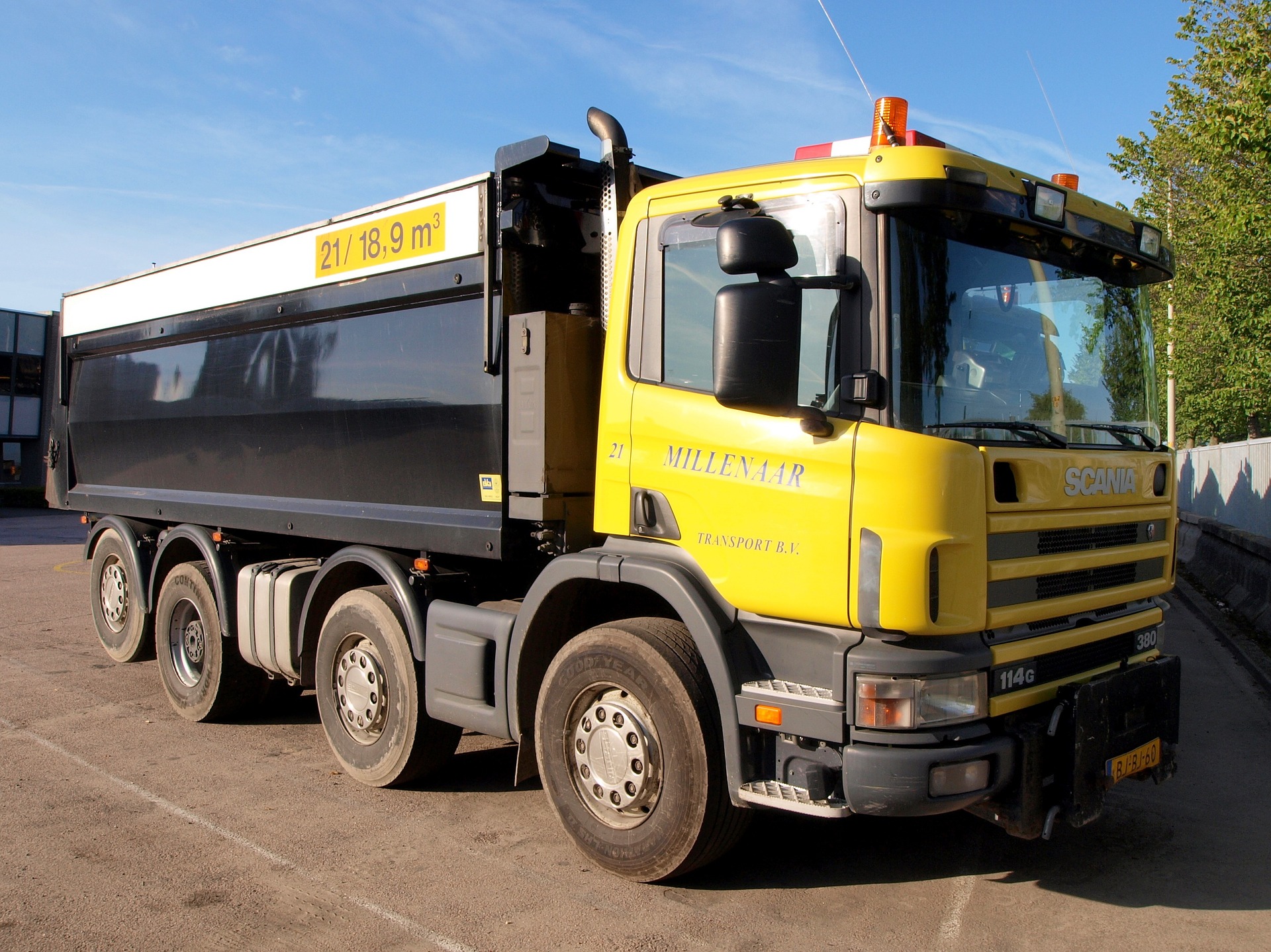 What is a lift axle on a lorry or trailer