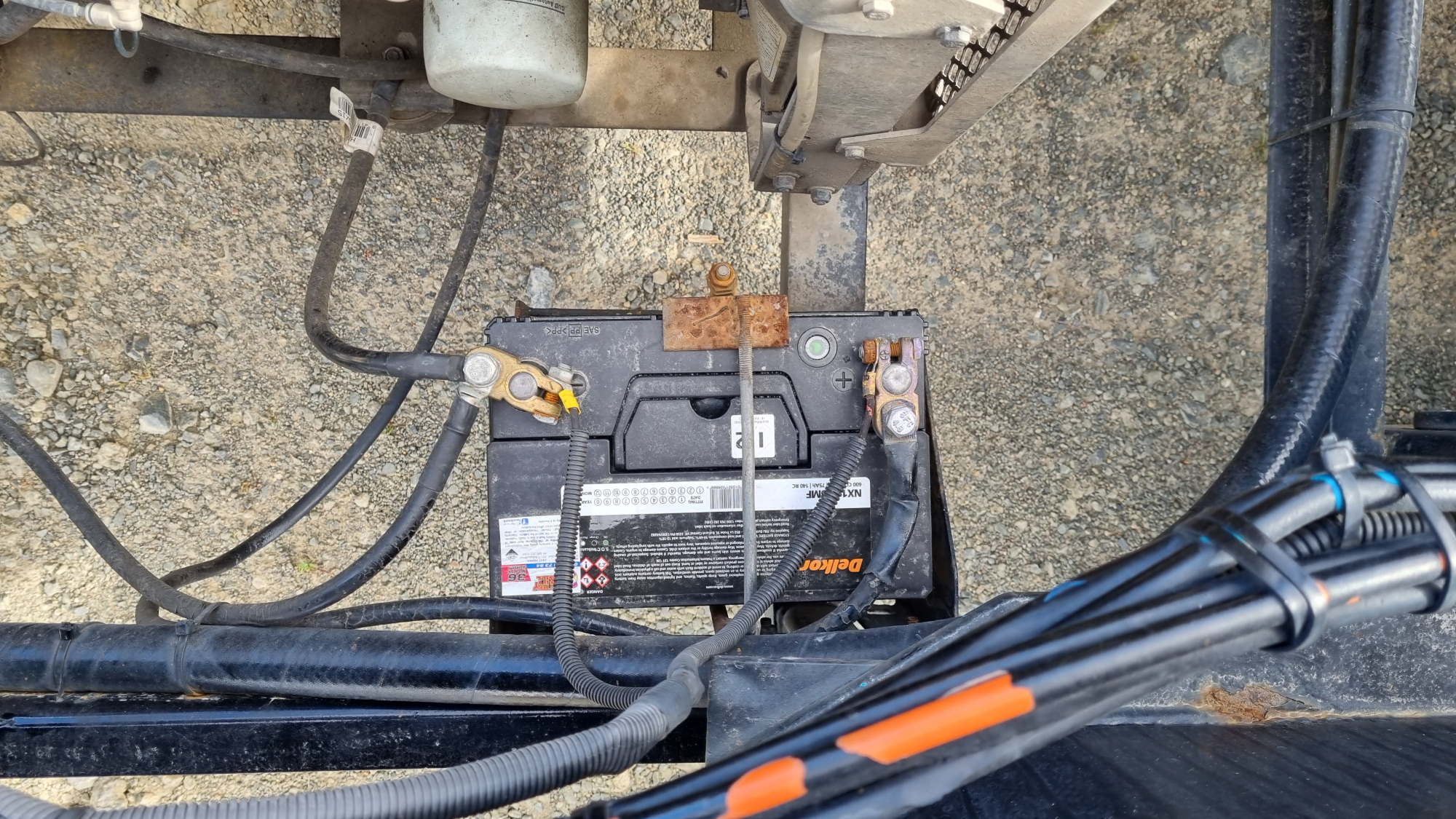 What is an auxiliary engine used for on a lorry?