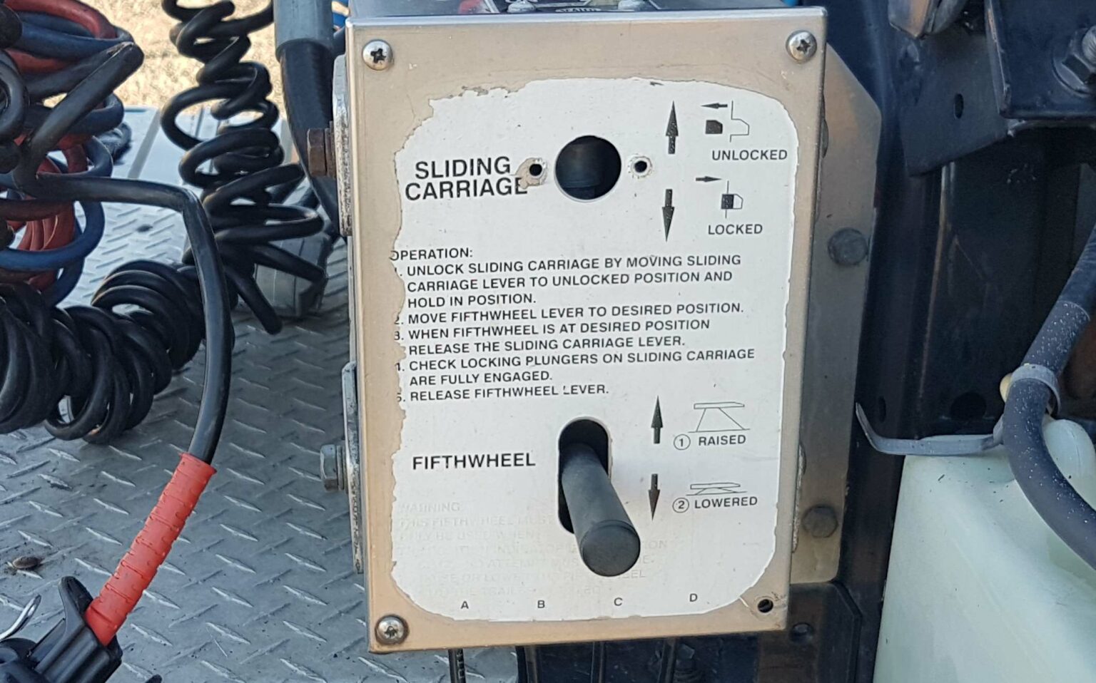 What is a dual height fifth wheel?