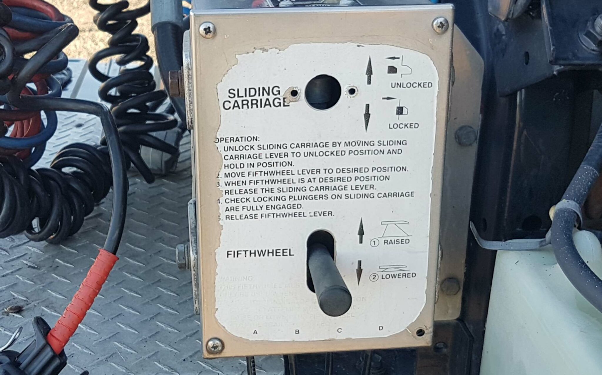 What is a dual height fifth wheel?